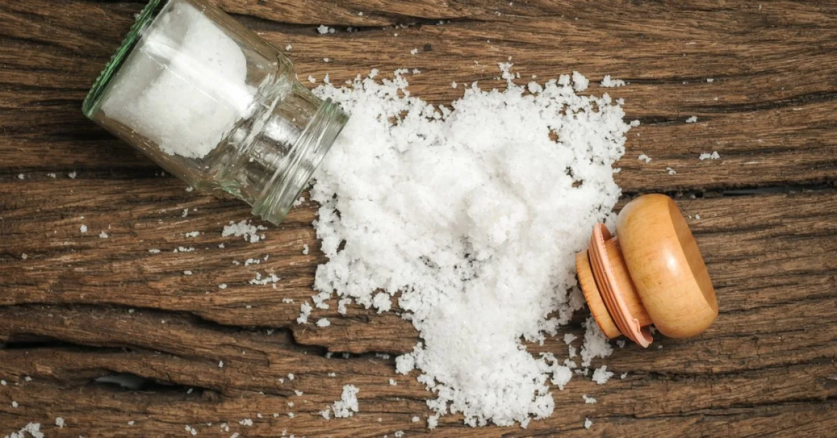 Suolan ripottelu talon sisäänkäynnin luona: miksi se on tarpeen ja miksi sitä suositellaan?