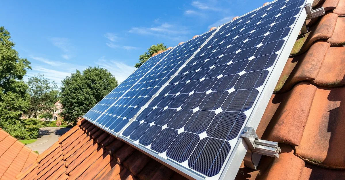 Kuinka paljon aurinkopaneelien asentaminen kotiin maksaa ja kuinka paljon sillä voi säästää Suomessa?