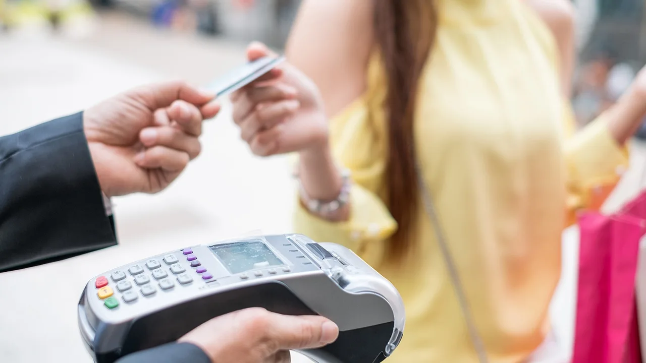 ”Se on erittäin huono idea”: miksi ei kannata maksaa tavaroita pankkikortilla?