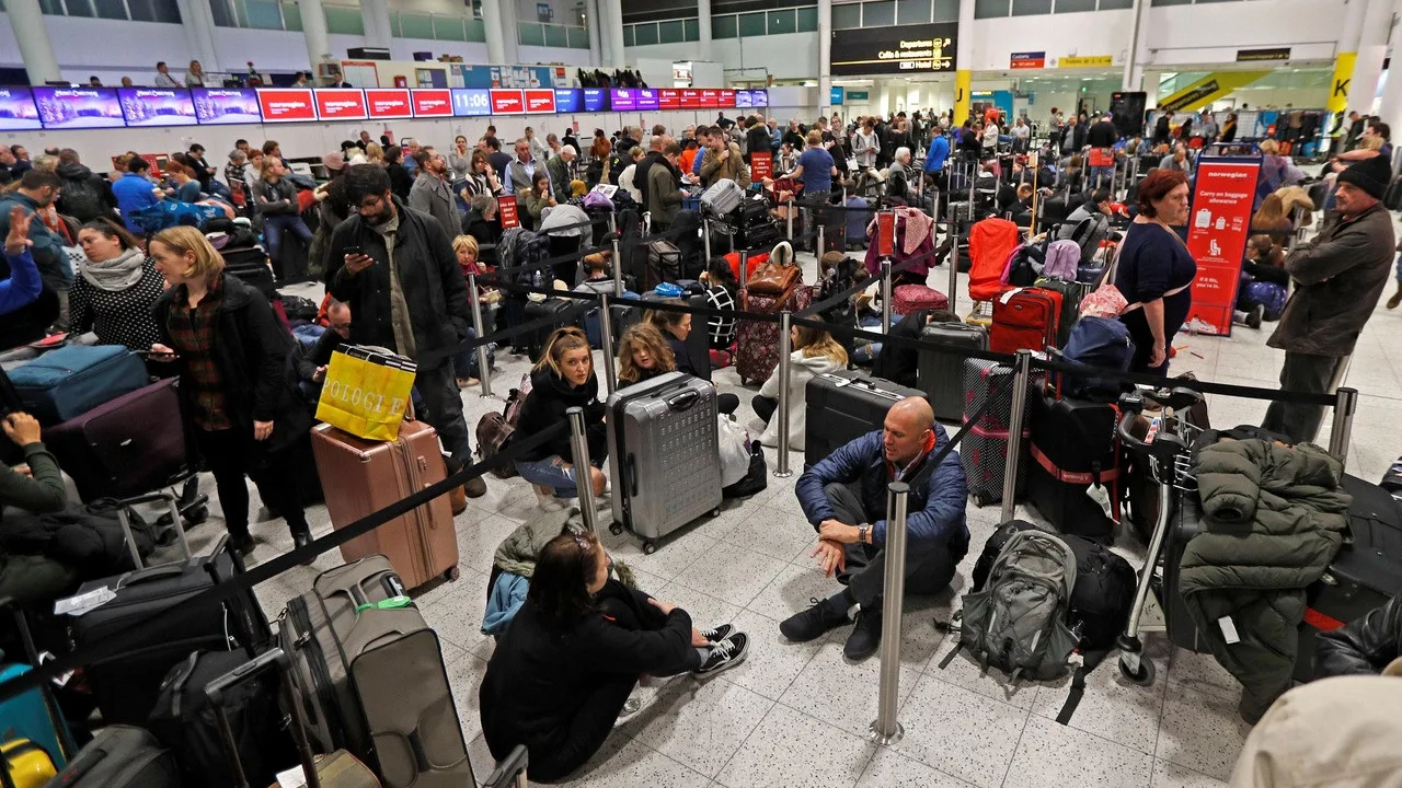 Tuhannet matkustajat jäivät jumiin Australiaan ja Uuteen-Seelantiin, kun lentoyhtiöt Air New Zealand, Virgin Australia, Qantas, QantasLink ja Jetstar joutuivat perumaan yli 64 lentoa ja 926 lentoa viivästyi Sydneyssä, Brisbanessa, Melbournessa, Aucklandissa, Christchurchissa ja muissa kaupungeissa.