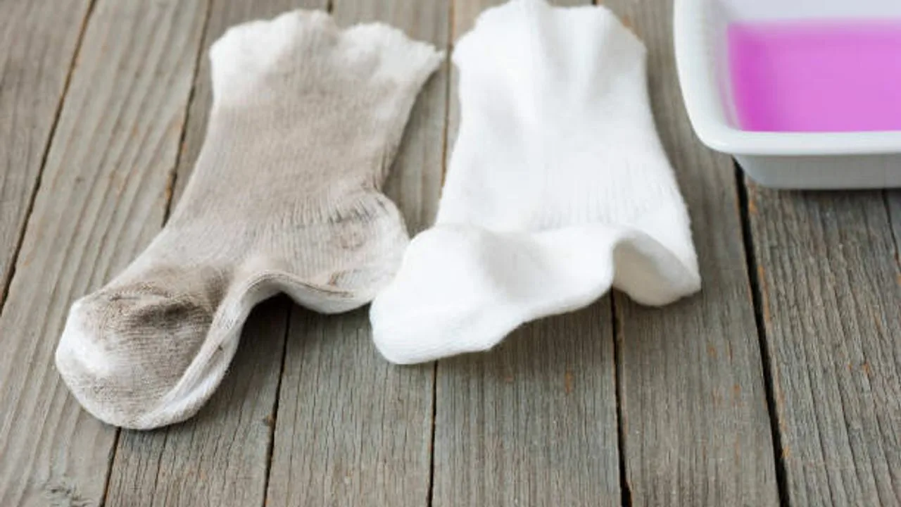 Kuinka puhdistaa likaiset sukat etikan avulla?