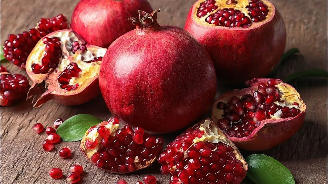 Karamelli, jossa on karpaloita ja granaattiomenaa – täydellinen jouluherkku.