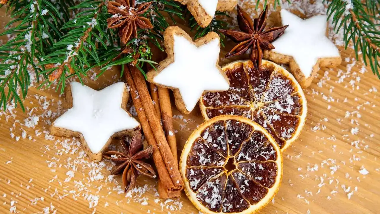 Joulu 2025: Miksi joulukuusessa roikkuu kanelitanko? Tutustu sen merkitykseen.