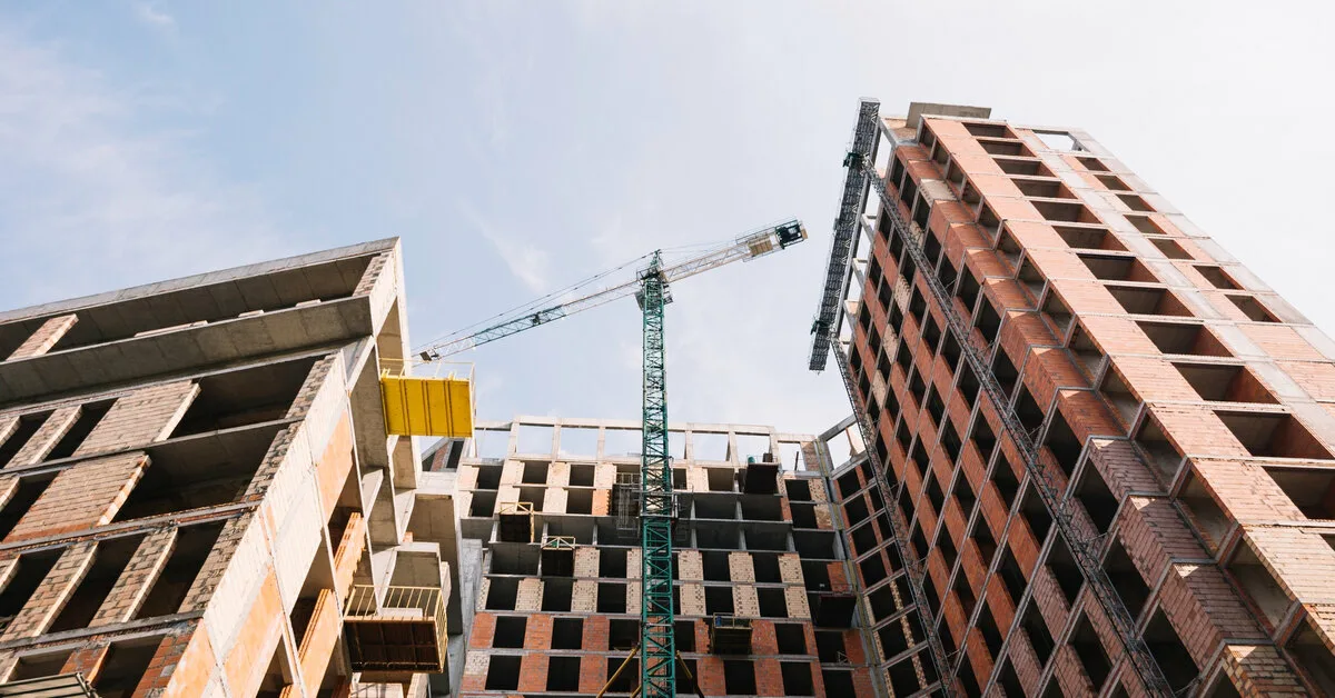 Tässä maassa lähes puolet suunnitelluista uusista sosiaalisen asuntotuotannon hankkeista on vaarassa jäädä keskeneräisiksi.