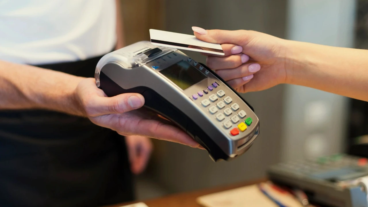 ”Se on erittäin huono idea”: miksi ei kannata maksaa tavaroita pankkikortilla?