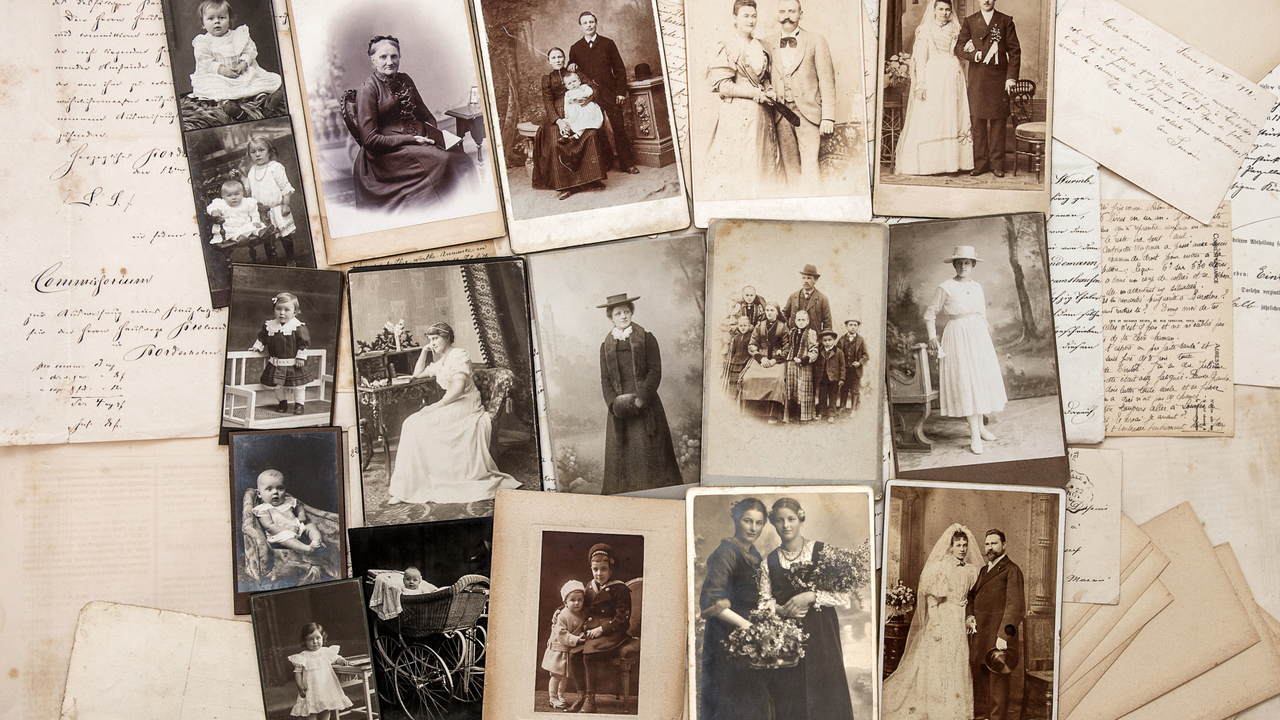 Äidin holhooja palautti huomaamatta valokuva-albumit ja maalaukset, jotka oli aiemmin tuhottu.