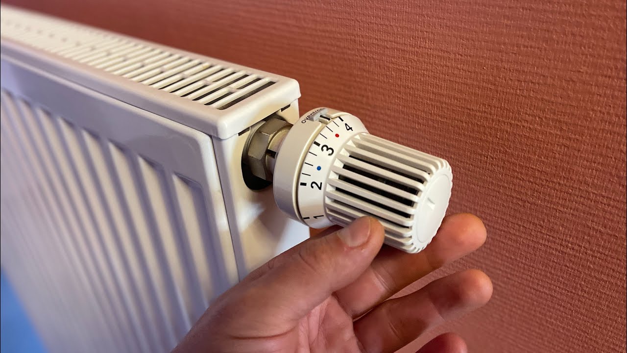 Kannattaako termostaatin lämpötilaa laskea yöksi? Energia-asiantuntija: ”Sekä ilmaston että laskun vuoksi”.