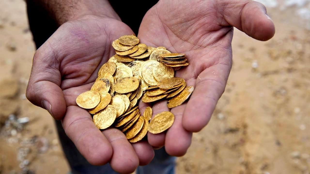 Vuosisadan löytö | Kultakolikot ja lingot, jotka löydettiin viljellyltä pellolta ja jotka kuuluvat yhdelle maalle.
