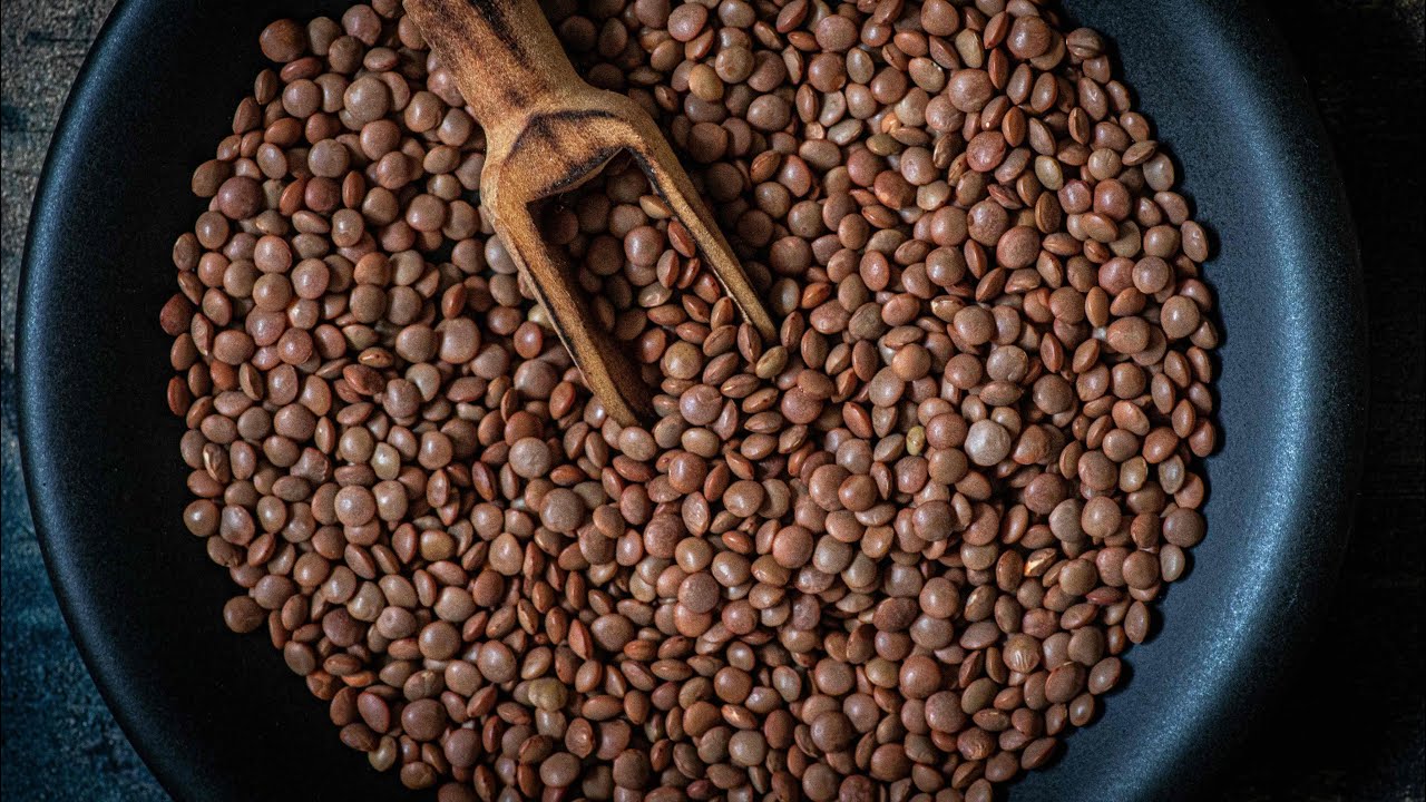 Kuinka feng shui -oppien mukaan linssejä sisältävä lautanen tulisi asettaa, jotta se houkuttelisi runsautta.