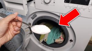 Pesuaineen ja suolan sekoittaminen pesukoneessa: miksi se on tarpeen ja miksi se on niin tärkeää.