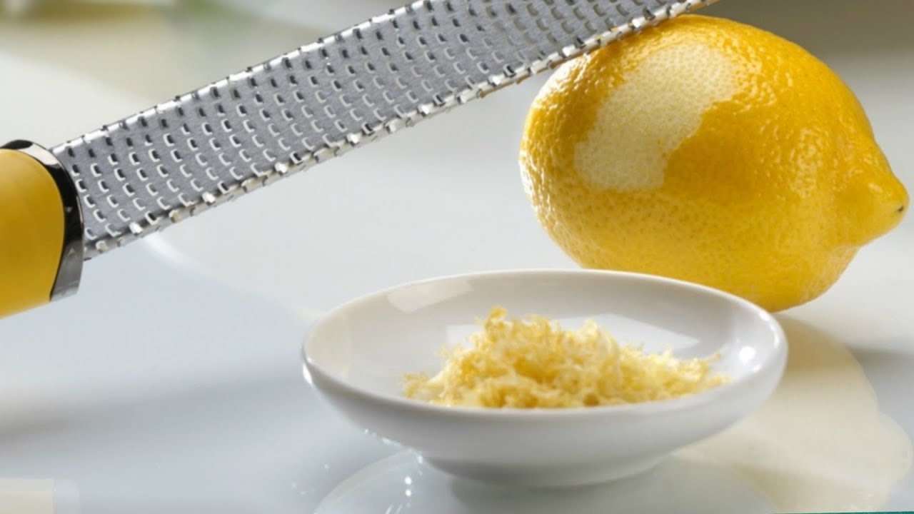 Basilikalehtien ja sitruunankuoren paistaminen: miksi se on suositeltavaa ja mihin se on hyödyllistä.