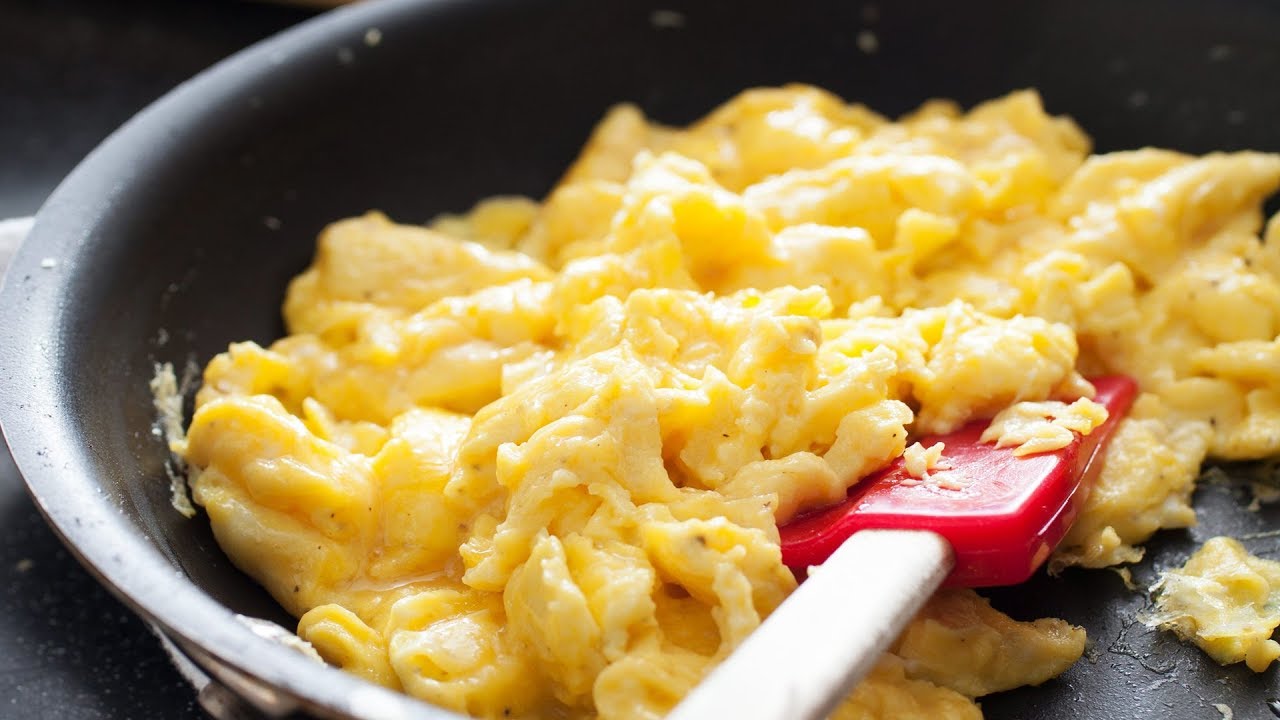 Yksinkertainen ainesosa, joka tekee munakokkelista maukkaamman kuin 20 dollarin aamiainen