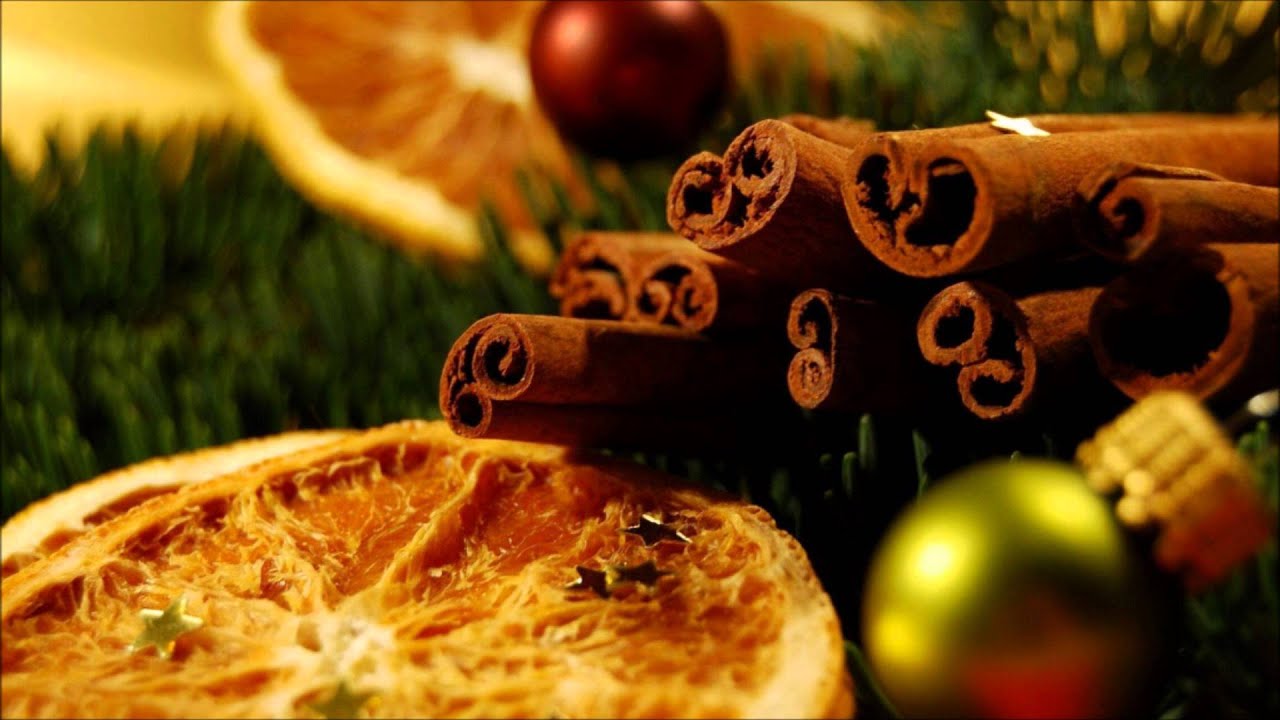 Joulu 2025: Miksi joulukuusessa roikkuu kanelitanko? Tutustu sen merkitykseen.