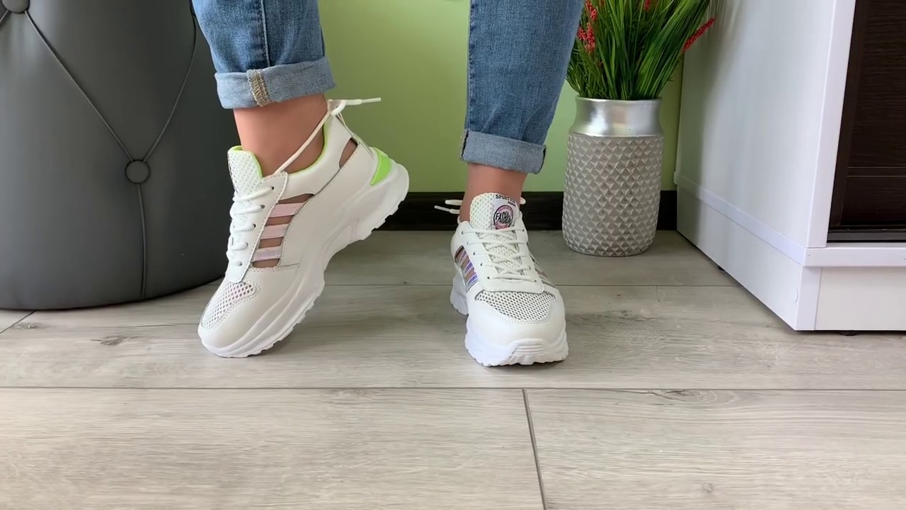 Kuinka puhdistaa valkoiset lenkkarit, jotta ne näyttävät uusilta, pesemättä niitä pesukoneessa