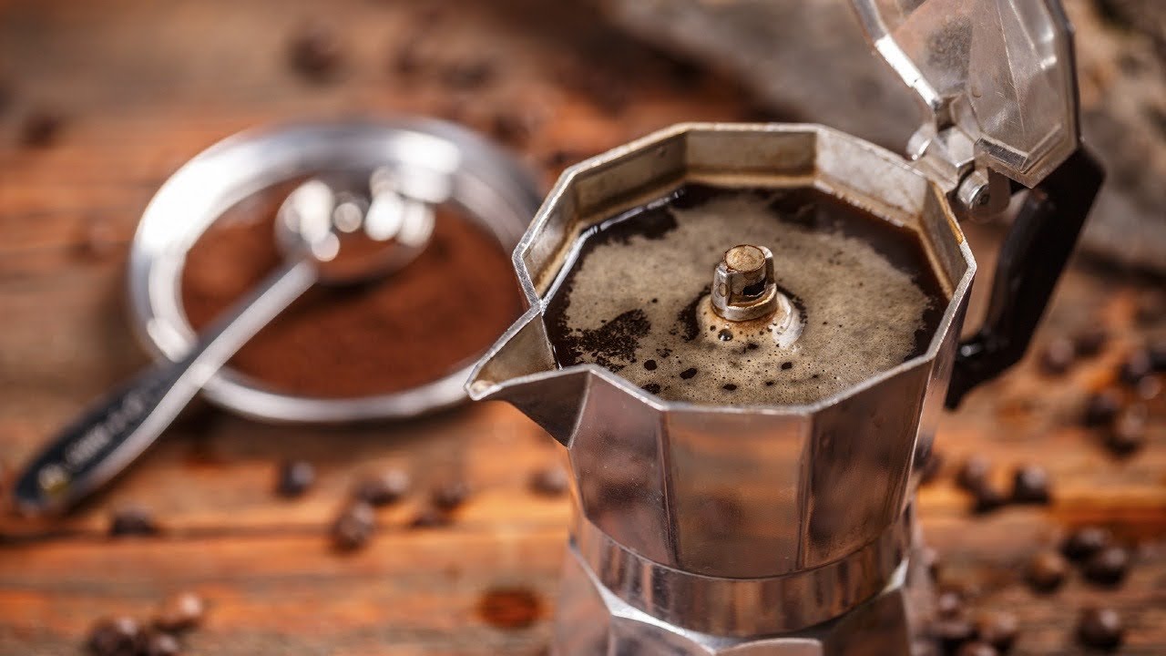 Miksi on tärkeää pitää kansi auki kahvia keittäessä suomalaisessa kahvinkeittimessä: baristan salaisuus