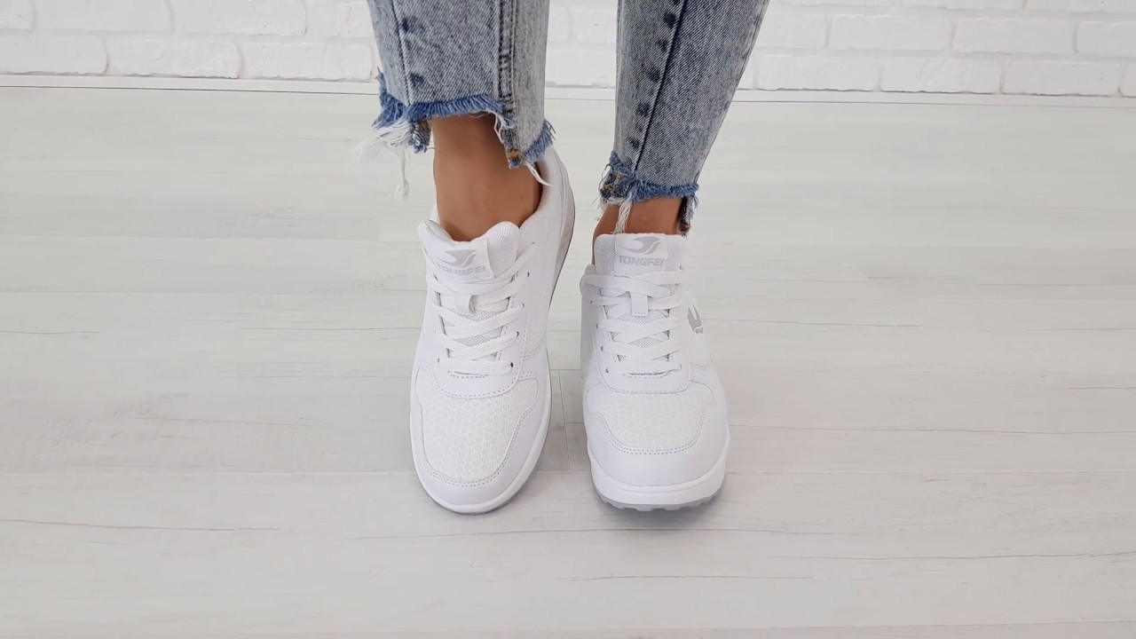 Kuinka puhdistaa valkoiset lenkkarit, jotta ne näyttävät uusilta, pesemättä niitä pesukoneessa