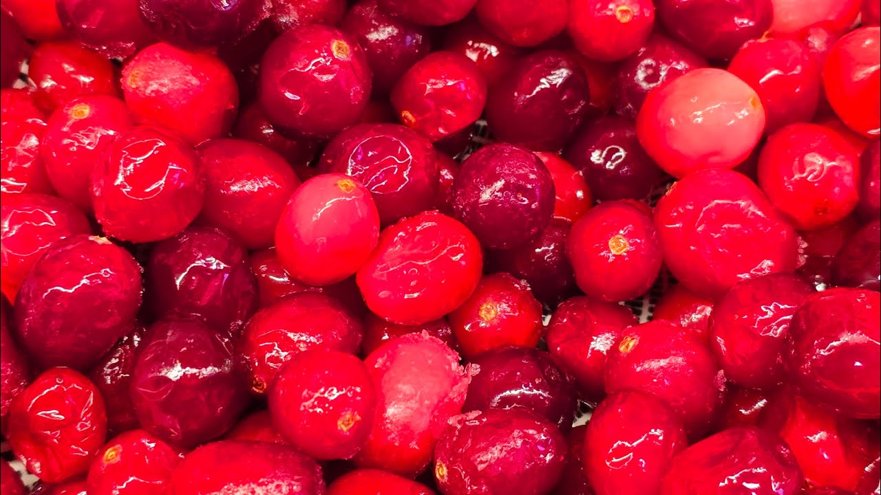 Karamelli, jossa on karpaloita ja granaattiomenaa – täydellinen jouluherkku.