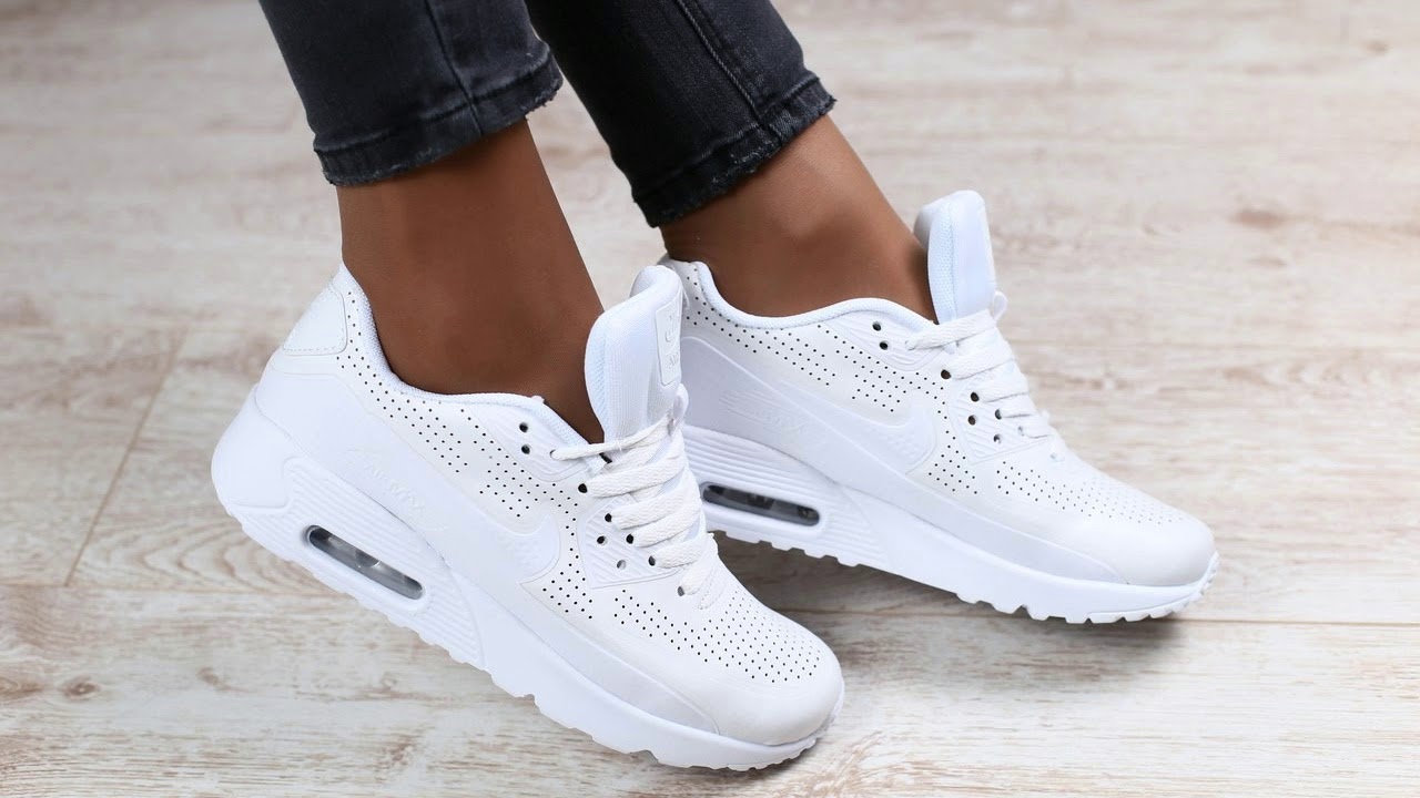 Kuinka puhdistaa valkoiset lenkkarit, jotta ne näyttävät uusilta, pesemättä niitä pesukoneessa