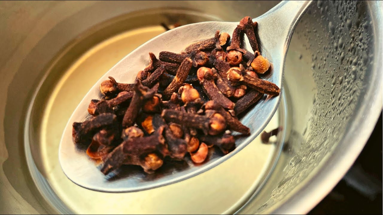 Miksi sekoittaa etikka ja neilikka kattilassa: mitä se tarkoittaa?