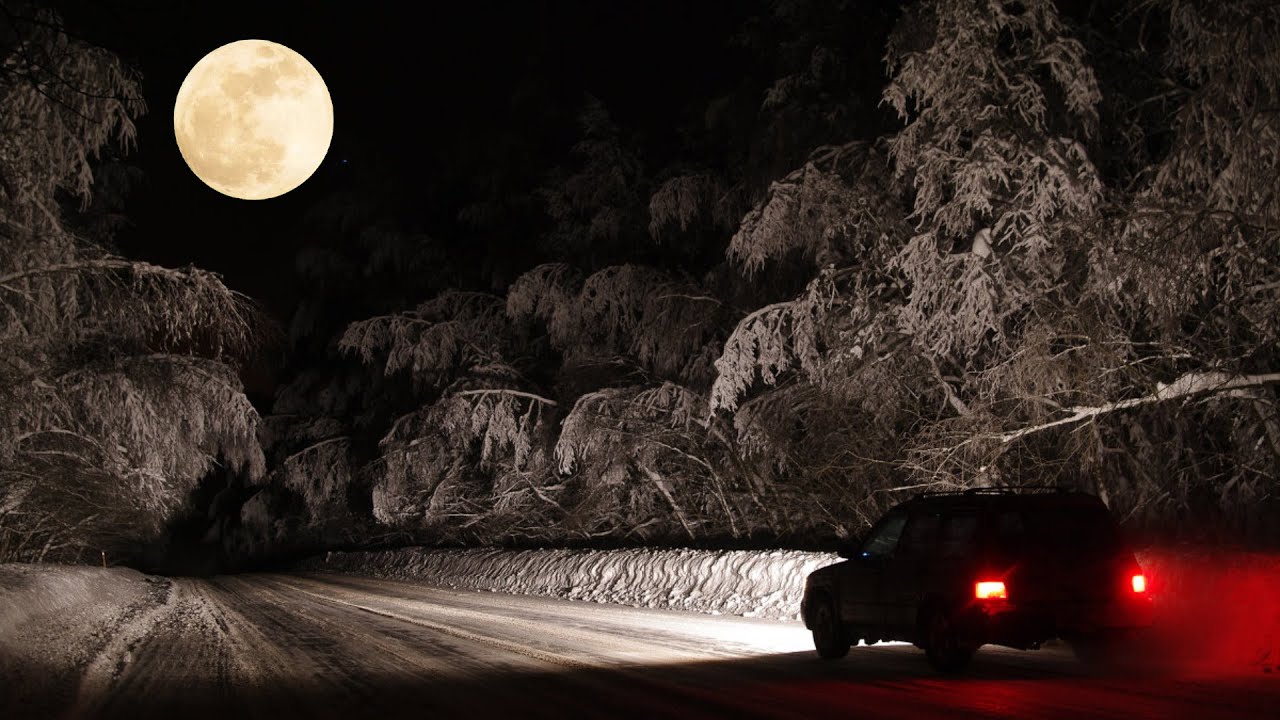 Keksijä esittelee valosignaalia, joka varoittaa vaaroista tiellä, kilpailussa Lepinessä.