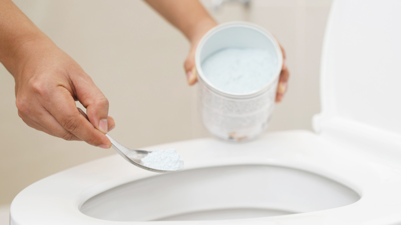 Ilman valkaisuaineita ja ruokasoodaa: paras tapa poistaa tahrat pesualtaista ja wc-pöntöistä.