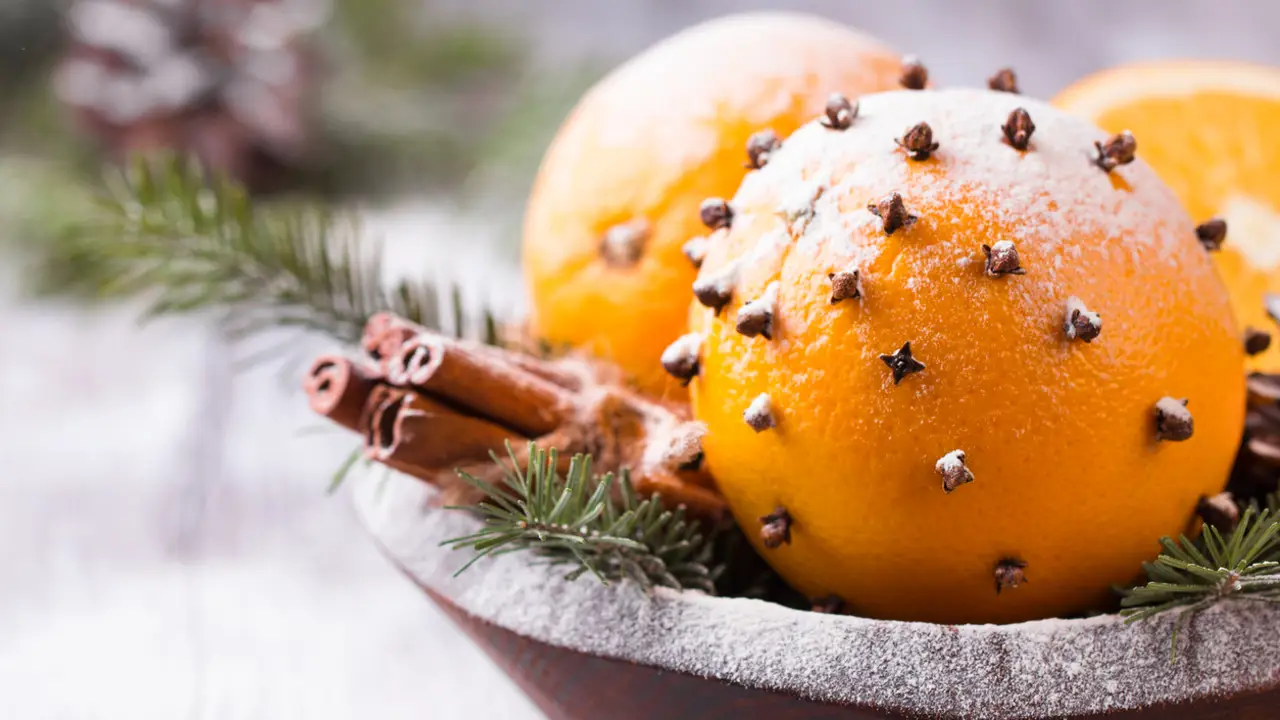 Appelsiininkuori ja neilikka: miksi niitä kannattaa säilyttää kotona purkissa?