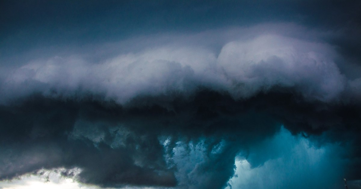 Tähän maahan lähestyy myrskyjen ja tuulenpuuskien saattama tummien pilvien seinämä: kärsineet alueet