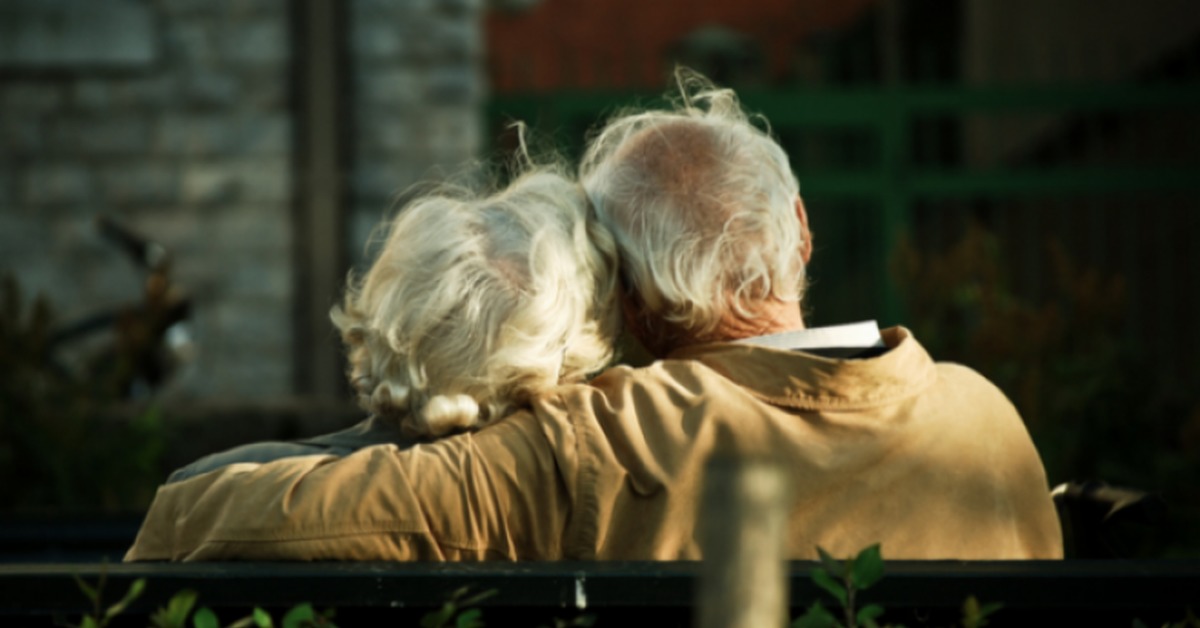 Sadu ja Karin ovat 20 vuotta ikäeroisia. Pelko siitä, että aviomies vanhenee, sai Sadun ryhtymään epätavallisiin toimiin.
