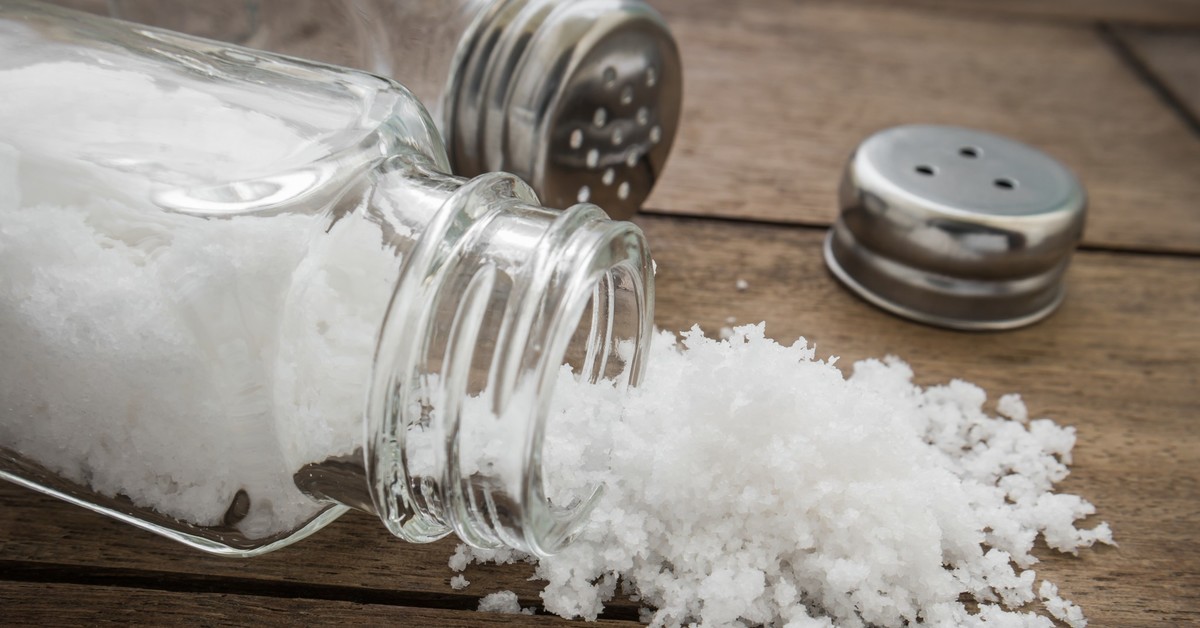 Suolan ripottelu talon sisäänkäynnin luona: miksi se on tarpeen ja miksi sitä suositellaan?