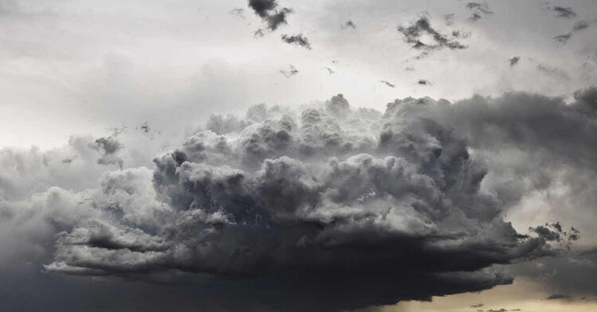 Tähän maahan lähestyy myrskyjen ja tuulenpuuskien saattama tummien pilvien seinämä: kärsineet alueet