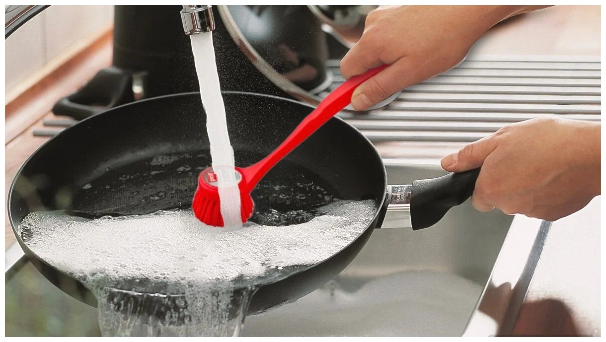 Lopeta astioiden pesu sienillä! Tutkimukset osoittavat, että niiden bakteeritiheys on verrattavissa ulosteisiin; lääkärit suosittelevat siirtymistä käyttämään tätä.