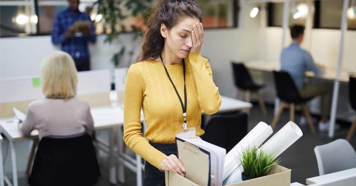 Sosiaaliturva-alan suurten irtisanomisten seurauksena monet työntekijät ovat joutuneet sairauslomalle. Jotkut vaativat johtaja Salli Leskisen eroa.