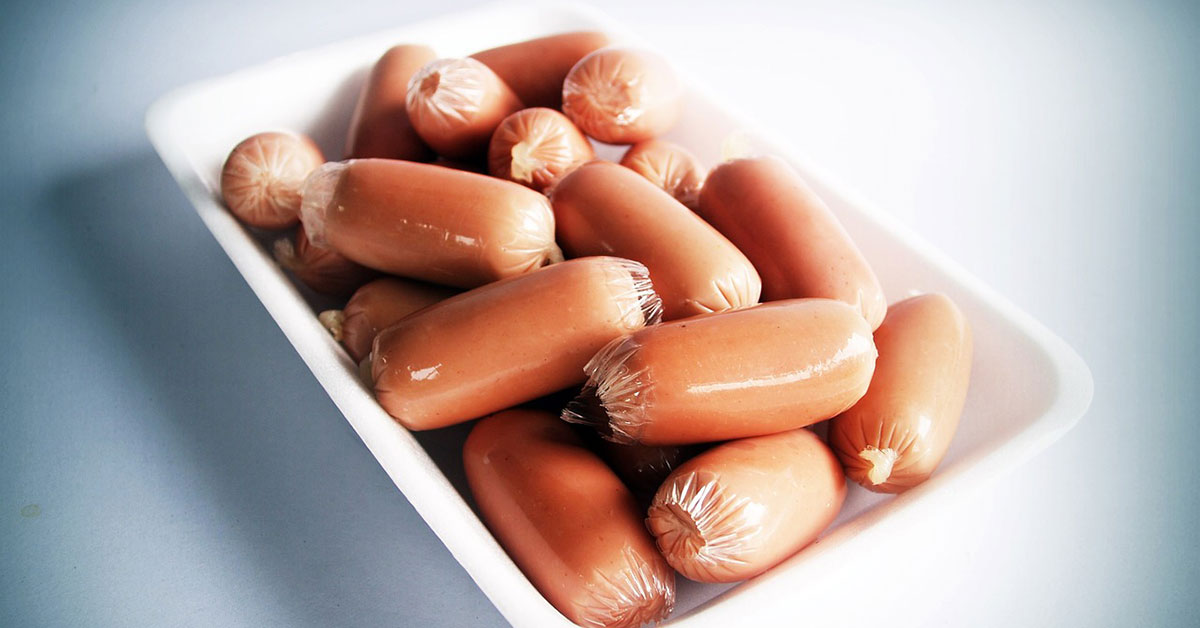 Milloin makkarat tulisi laittaa veteen? Ruokakriitikko huomautti yleisestä virheestä.