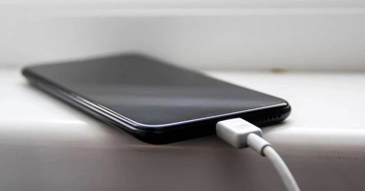 Kuinka ladata matkapuhelin vahingoittamatta akkua