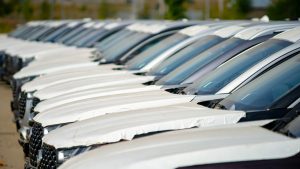 Euroopassa joudutaan sulkemaan kahdeksan autotehdasta ja antautumaan kiinalaisille autoille