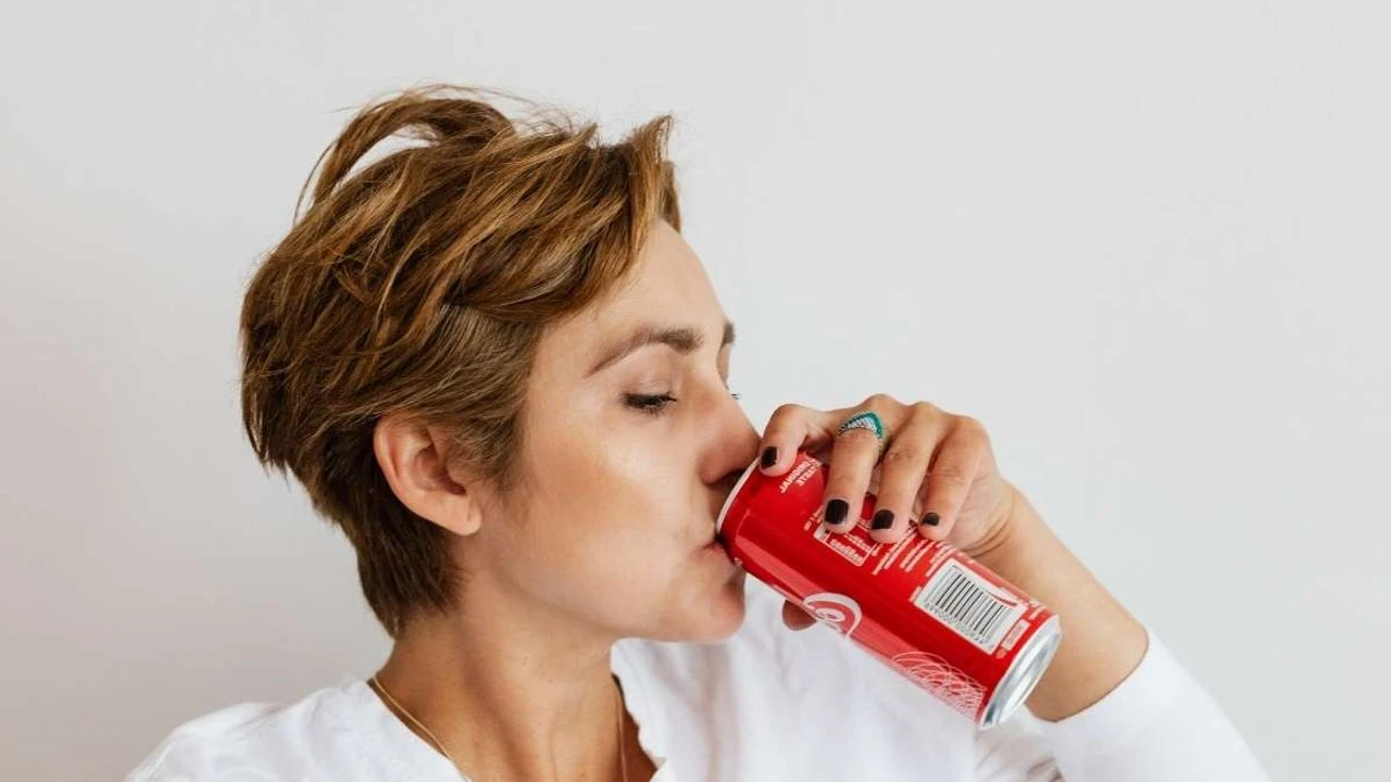 ”Se on haitallista”: Jimmy Mohamed selittää, miksi sinun tulisi ehdottomasti välttää Coca-Colan käyttöä, jos sinulla on gastriitti.