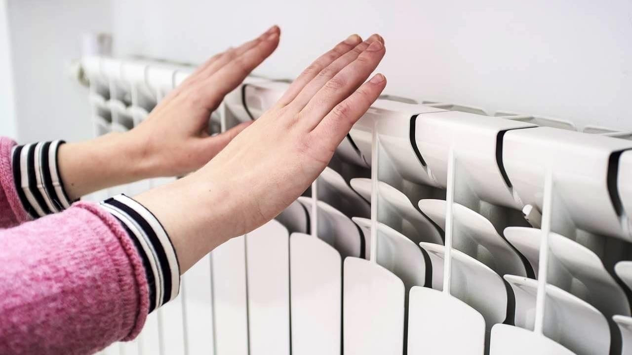 Miksi patterit ovat kylmiä alaosasta? Tämä yksinkertainen tapa ratkaisee epätasaisen lämmityksen ongelman.