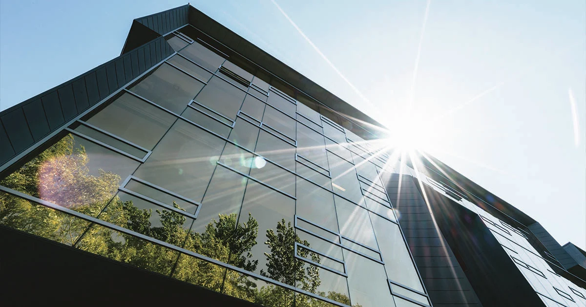 Ilmainen energia, joka ”tulee” ikkunan läpi: 2 neliömetrin pinta moninkertaistaa kerätyn valon 50-kertaiseksi ja vähentää aurinkokennojen määrää 75 %.