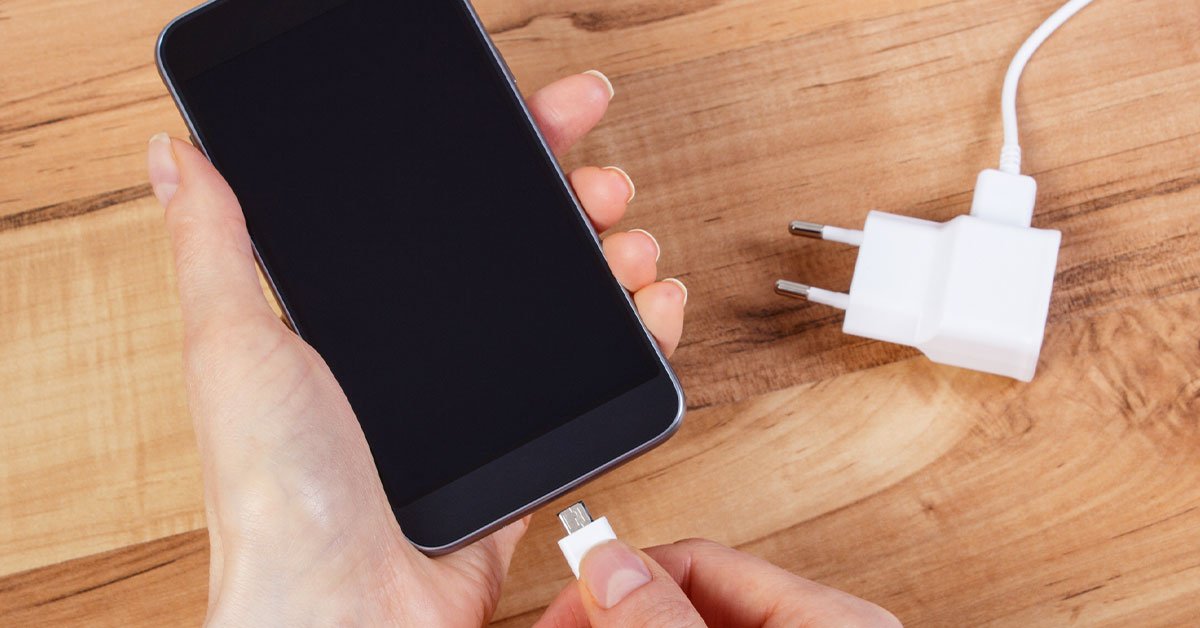 Kuinka ladata matkapuhelin vahingoittamatta akkua