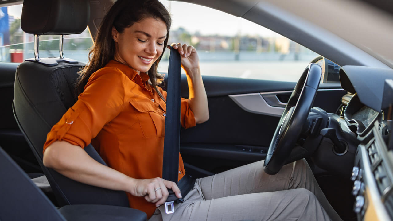 Auto: Miksi takapenkillä on käytettävä turvavöitä, vaikka siellä ei ole matkustajia?