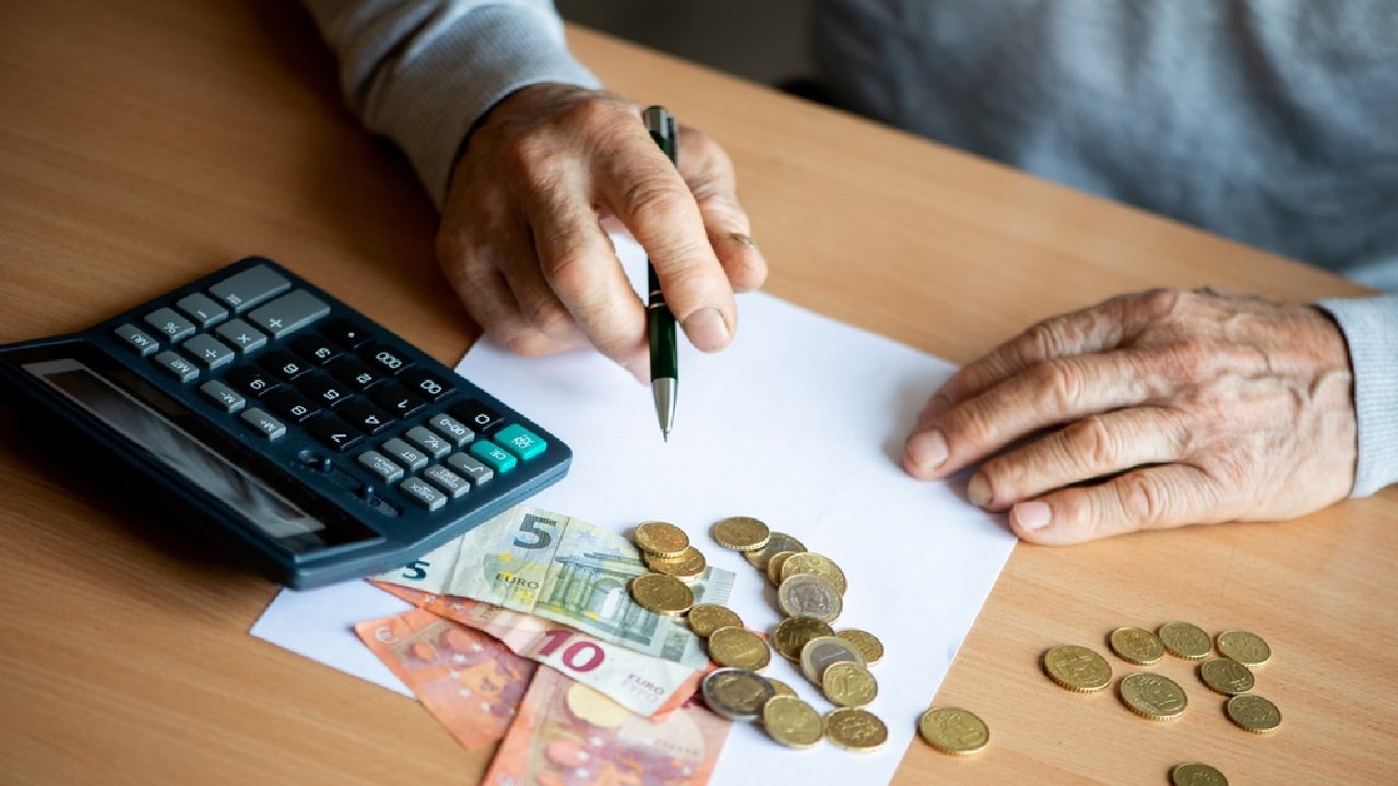 Tässä maassa isoisä keräsi 450 000 euroa pojanpojalleen, mutta tuomioistuimen päätöksen mukaan työvoimatoimisto on velvollinen maksamaan hänelle työttömyyskorvausta.