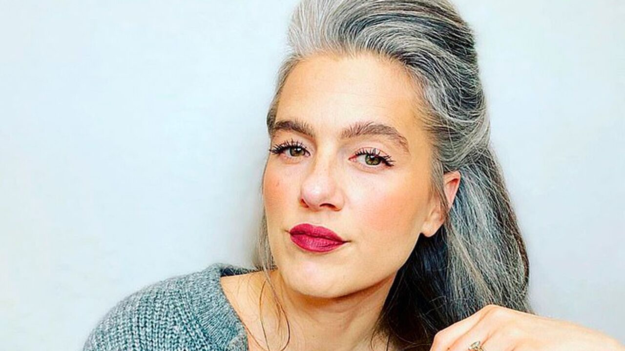 Työnhakija päätti olla värjäämättä hiuksiaan, ja häneen suhtaudutaan nyt eri tavalla työhaastatteluissa.