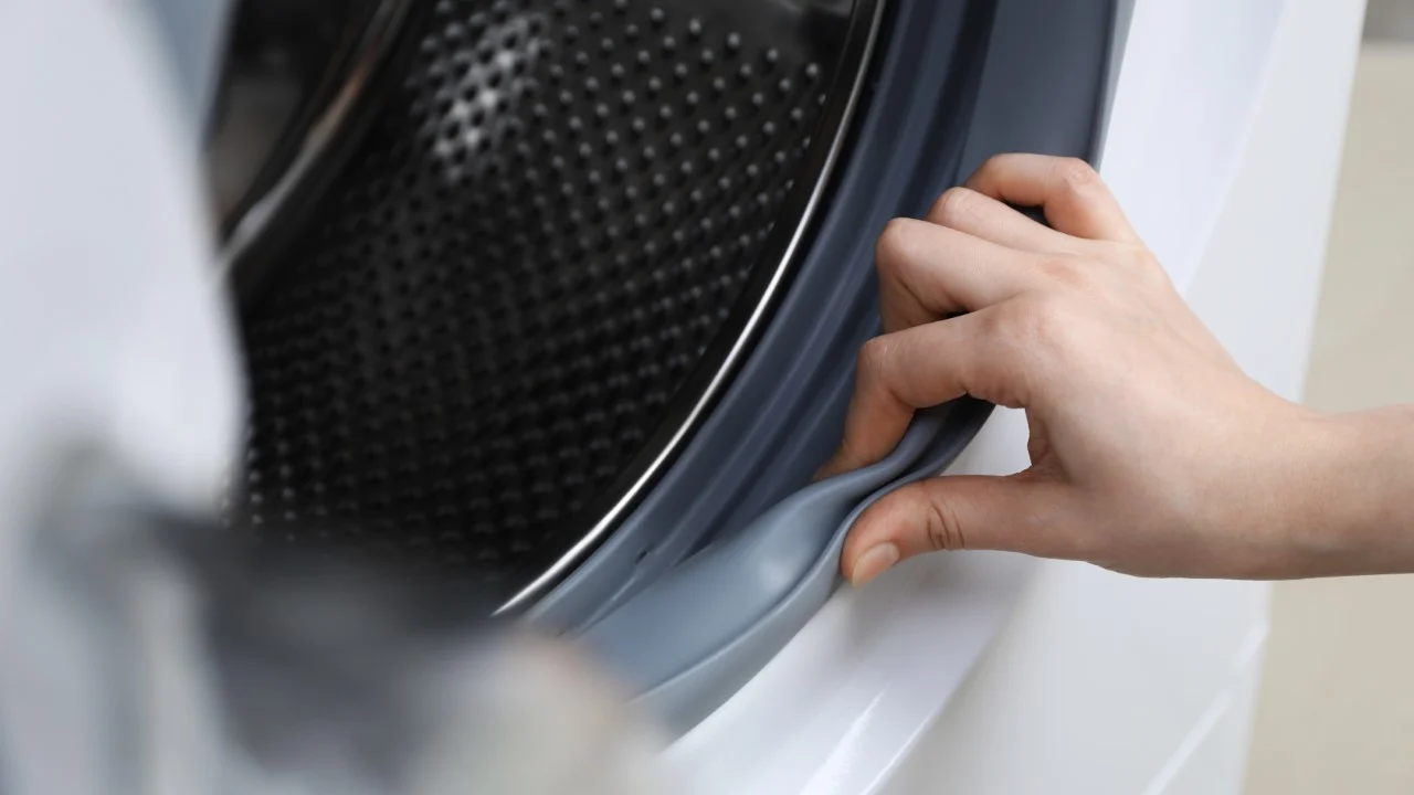 ”Tämä on merkki siitä, että pesukoneesi on puhdistettava”: asiantuntija selittää, kuinka pesukone puhdistetaan perusteellisesti ja palautetaan alkuperäiseen kuntoonsa