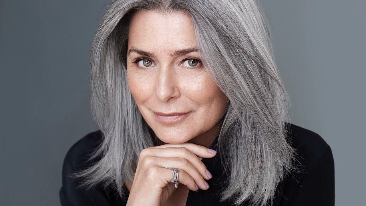 Työnhakija päätti olla värjäämättä hiuksiaan, ja häneen suhtaudutaan nyt eri tavalla työhaastatteluissa.